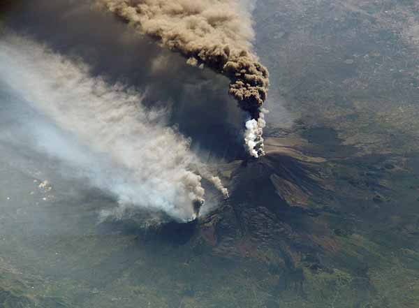 Извержение Вулкана Этна с международной космической станции.