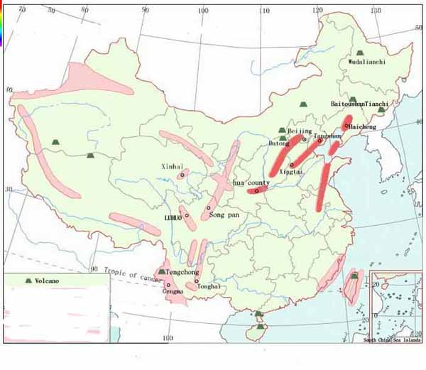 Карта распределения сейсмических поясов (розовый цвет) и вулканов (зеленые треугольники) Китая.